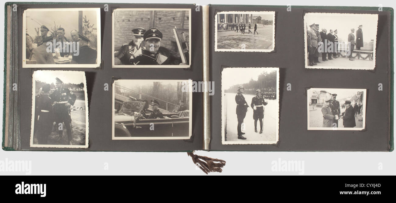 Quatre albums photo d'un membre de 'S-Heimwehr Danzig',SS-Totenkopfstandarte 1 'Oberbayern' et 'S-Heimwehr Danzig' quatre albums, dont des portions sont inscrites,avec ca.750 photos de formation et d'opérations dans la formation de tête de mort 'Oberbayern' et aussi SS Heimwehr 'Danzig',SS-Heimwehr,dans le temps remarquable,en images de la jeunesse 'Oberbayern',en temps d'Oberbayunder',SS-Heimbayunder 'Heimbayar 'SS Heimwehr Danzig'.Portraits,bunkers,chars et plus encore surtout des photos militaires.les images de guerre commencent avec la conquête de l'Westerplatte à Danzig, suivi de P,Additional-Rights-Clearences-Not Available Banque D'Images