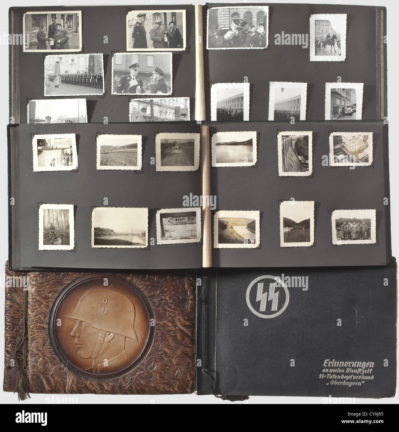 Quatre albums photo d'un membre de 'S-Heimwehr Danzig',SS-Totenkopfstandarte 1 'Oberbayern' et 'S-Heimwehr Danzig' quatre albums, dont des portions sont inscrites,avec ca.750 photos de formation et d'opérations dans la formation de tête de mort 'Oberbayern' et aussi SS Heimwehr 'Danzig',SS-Heimwehr,dans le temps remarquable,en images de la jeunesse 'Oberbayern',en temps d'Oberbayunder',SS-Heimbayunder 'Heimbayar 'SS Heimwehr Danzig'.Portraits,bunkers,chars et plus encore surtout des photos militaires.les images de guerre commencent avec la conquête de l'Westerplatte à Danzig, suivi de P,Additional-Rights-Clearences-Not Available Banque D'Images