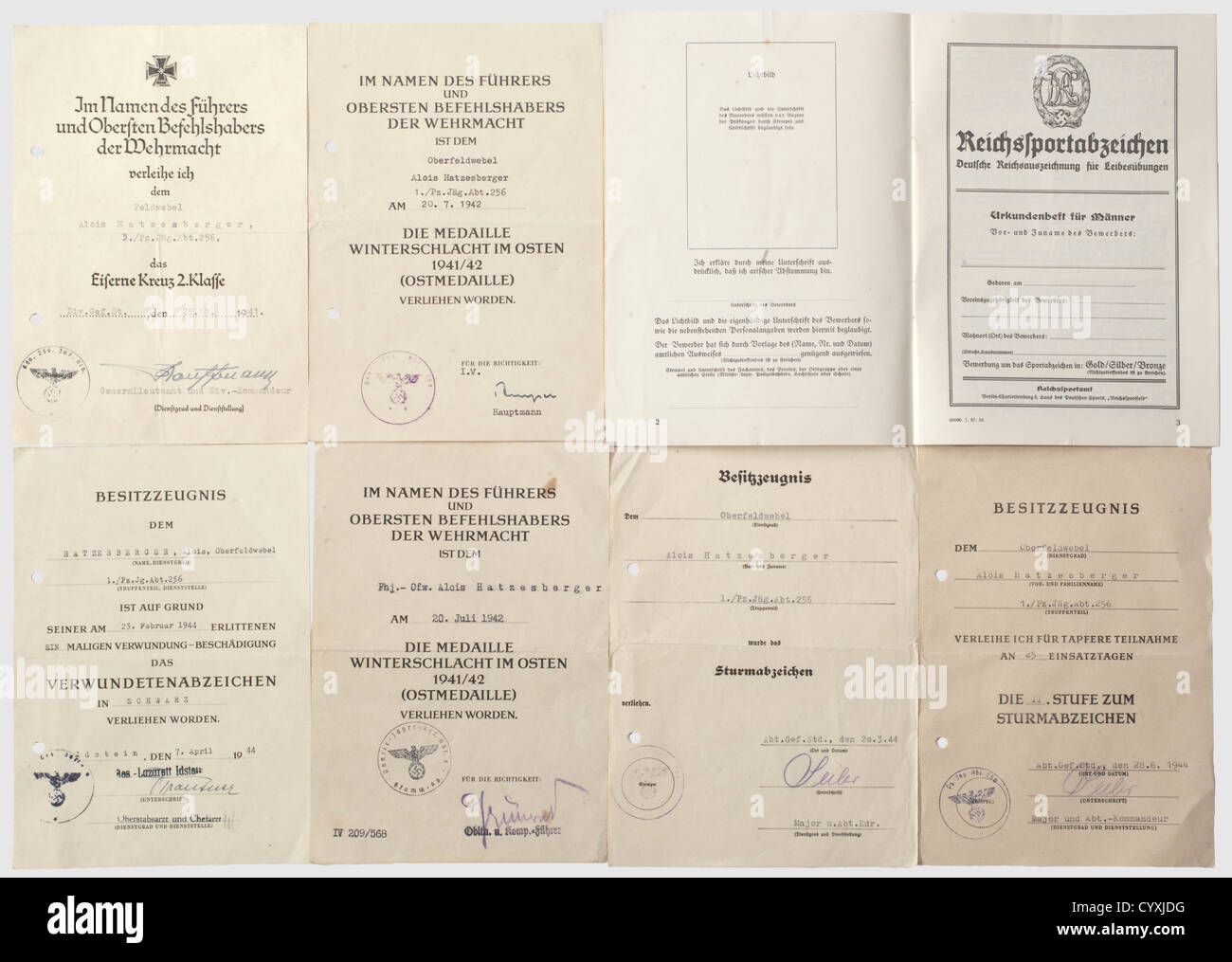 Un groupe de documents de Oberfeldsbel A. Hatzenberger,Panzerjäger Abt. 256 comprend le document de possession pour l'insigne d'agression de 2e classe pour 25 jours d'engagement,28 juin 1944,l'insigne de Wound en noir attribué le 7 avril 1944,l'insigne d'agression,20 mars 1944,deux documents pour la Médaille du Front de l'est,20 juillet 1942,la Croix de fer de 2e classe décernée le 28 novembre 1941,et un blanc pour le Badge sportif Reich. Documents en partie en trou et en pli. Rare prix pour nombre d'engagements, historique,historique,années 1930,20e siècle,corps blindé,corps blindé,force de char,t,droits additionnels-Clearences-non disponible Banque D'Images