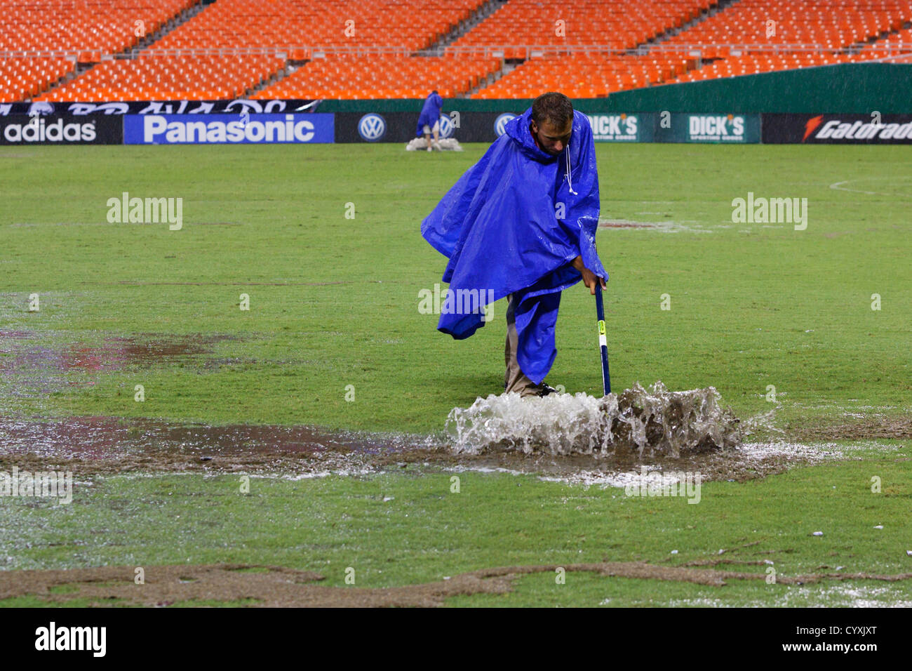Gardien de l'eau d'une efface en dehors du terrain après une forte tempête a causé un retard de pluie d'un match entre DC United MLS et Houston Banque D'Images