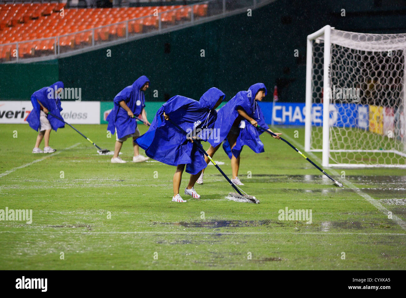 L'eau efface Groundskeepers hors du terrain après une forte tempête a causé un retard de pluie d'un match entre DC United MLS / Houston. Banque D'Images