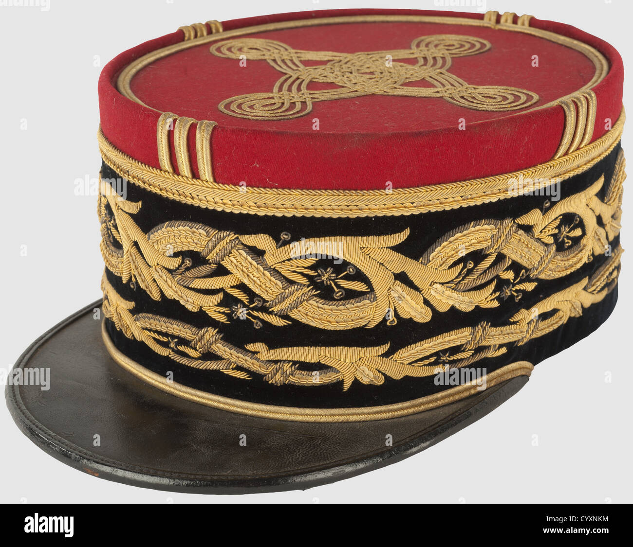 ENTRE-DEUX-GUERRES,Képi d'intendant général de 1ère classe,vers 1920-30,Calot et turban en drap rouge,bandeau de velours noir brodé en cannetille ou sur 2 rangs d'un feston de feuilles d'acanthe entrelacées. Voir en cuir avec sutache ou sur la couture, noeud hongrois à 4 saumes et sutaches verticales en sutache ou. Intérieur en raison de la marque « Bandalium indéformable ». Broderie ternie on certaines partes of nerveuring and visière with usure of usure and petits ecats in the cuir. Rare dans ce grade qui est le plus évé,,droits-supplémentaires-Clearences-non disponible Banque D'Images