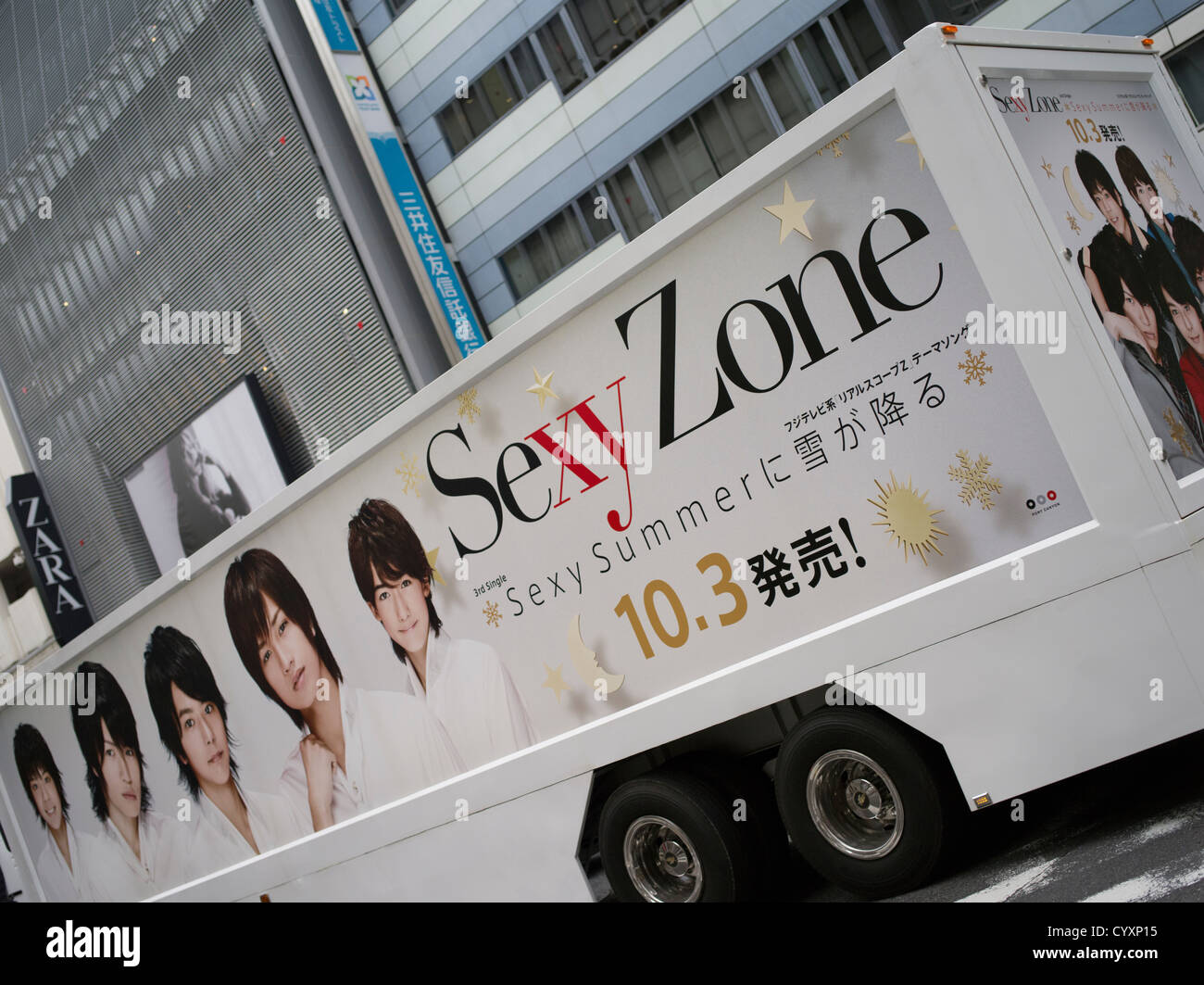 La publicité sur le côté d'un camion pour le japonais J-pop Boy Band XY roulant à travers le centre de Tokyo, Japon. Banque D'Images