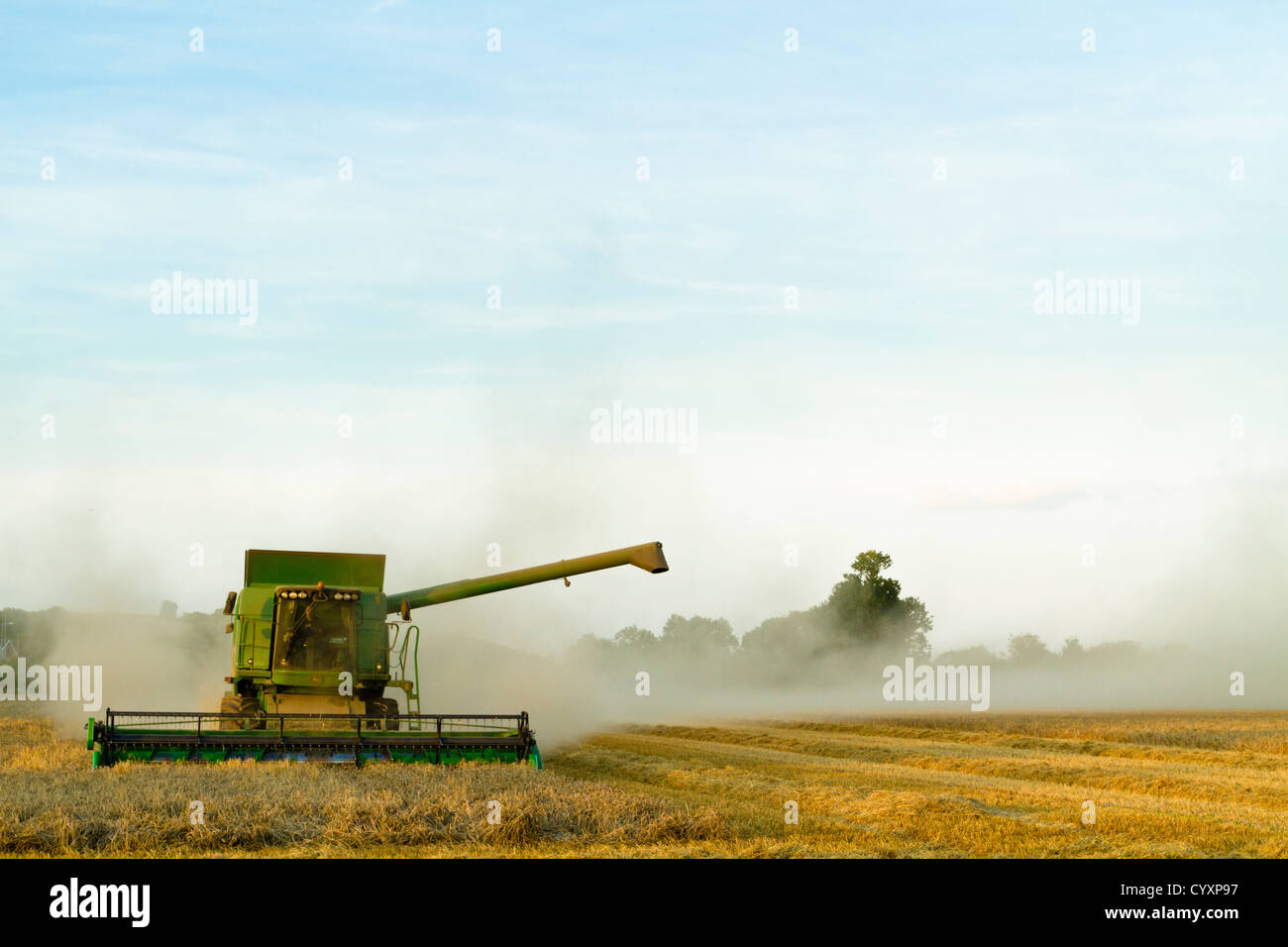 Moissonneuse-batteuse, la récolte du blé jusqu'à tard dans la soirée, Lancashire, England, UK Banque D'Images