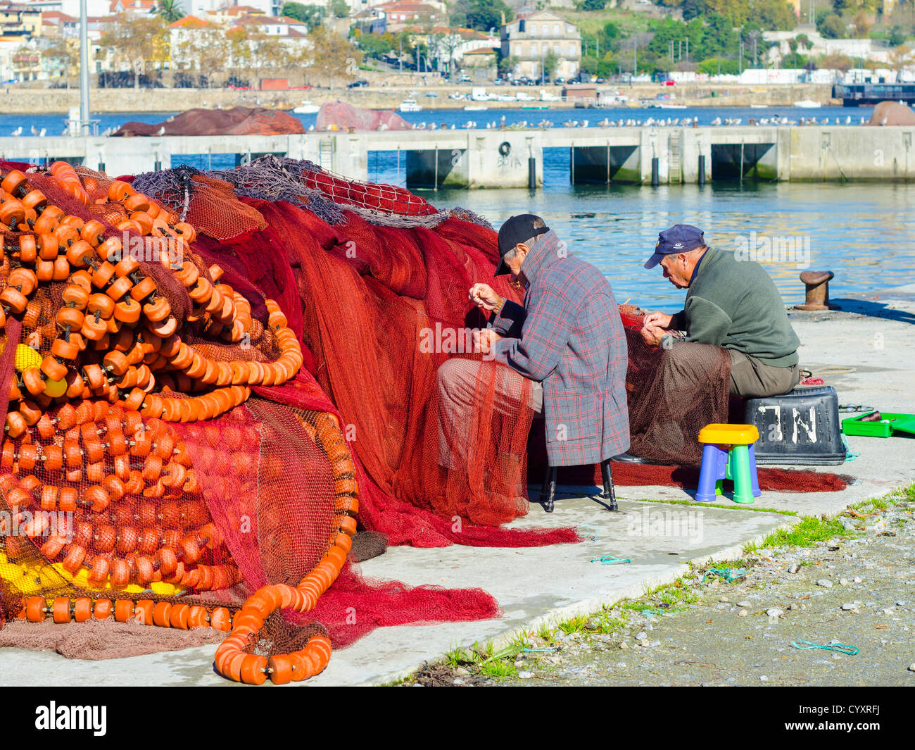 Réparer les filets de pêche Banque de photographies et d’images à haute résolution Alamy