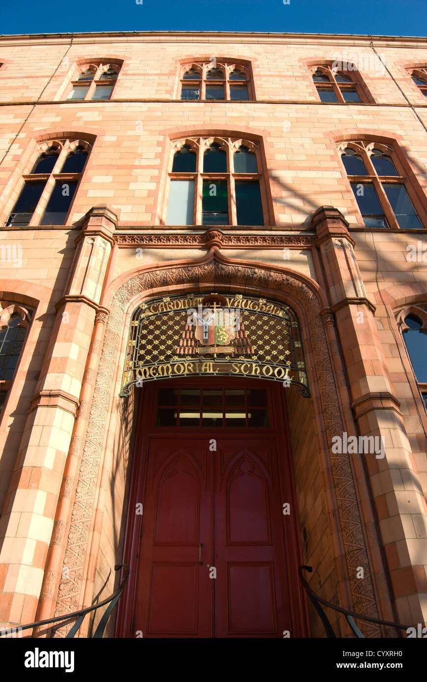 Extérieur de cardinal Vaughan Memorial school, indiquant le nom, l'écusson et de la devise au-dessus de entrée, Holland Park, Londres, Angleterre Banque D'Images