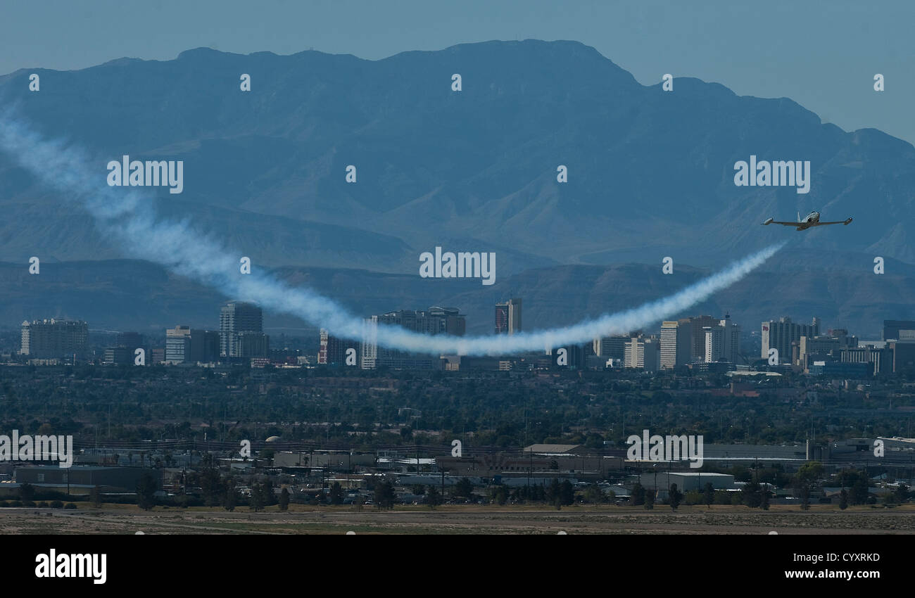 Pendant Aviation Nation 2012, le T-33 Shooting Star effectue une démonstration aérienne à la base aérienne de Nellis dans le Nevada. Le T-33 est un avion d'entraînement à réaction construit aux États-Unis, également présenté au Musée du Commandement de la mobilité aérienne. Banque D'Images Pendant Aviation Nation 2012, le T-33 Shooting Star effectue une démonstration aérienne à la base aérienne de Nellis dans le Nevada. Le T-33 est un avion d'entraînement à réaction construit aux États-Unis, également présenté au Musée du Commandement de la mobilité aérienne. Banque D'Images