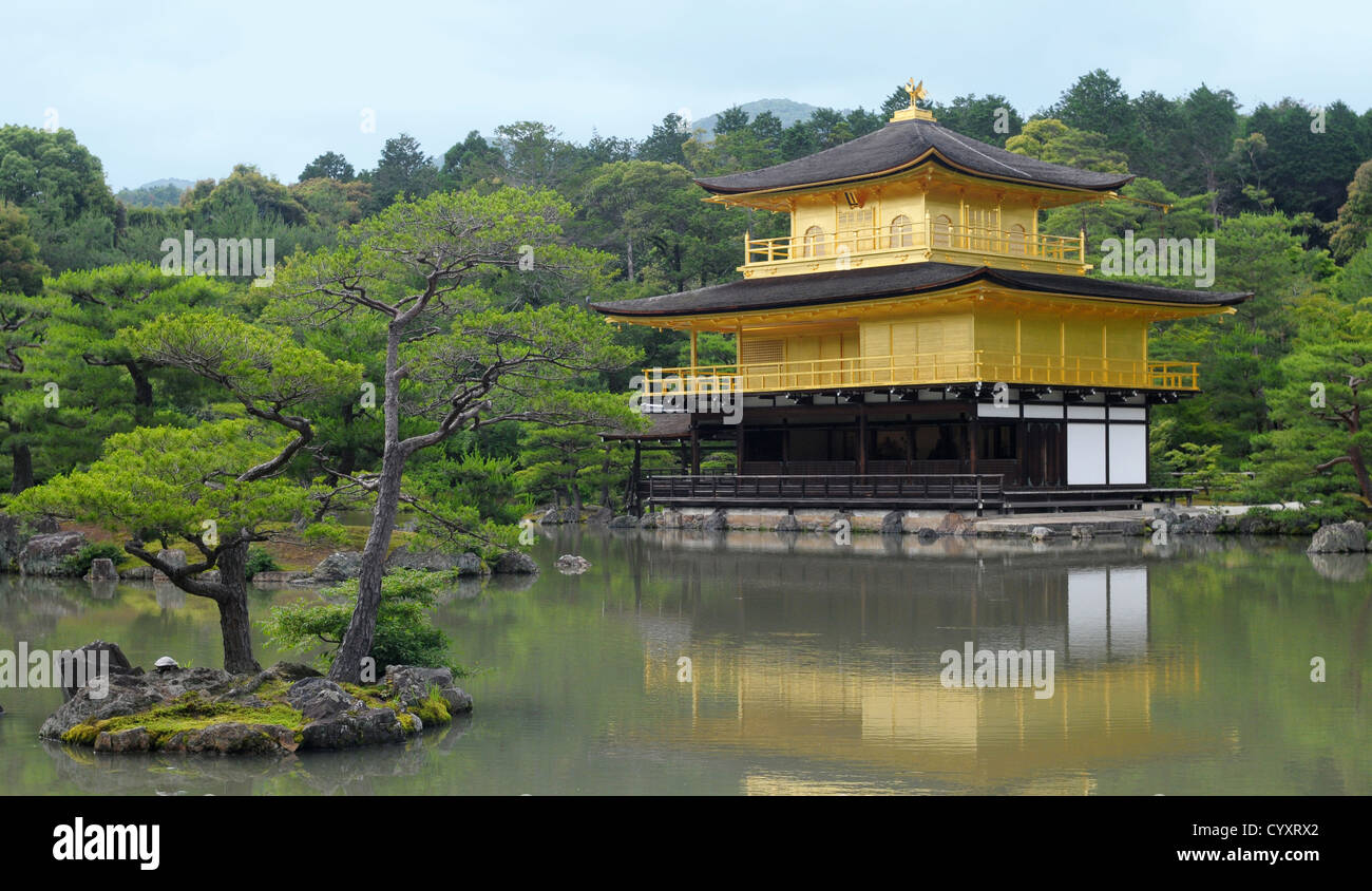 Le Kinkaku-ji (金閣寺, 'Temple du pavillon d'or'), officiellement appelé Rokuon-ji (鹿苑寺,'DEER Le Jardin du temple"), est un temple bouddhiste Zen à Kyoto - Japon Banque D'Images