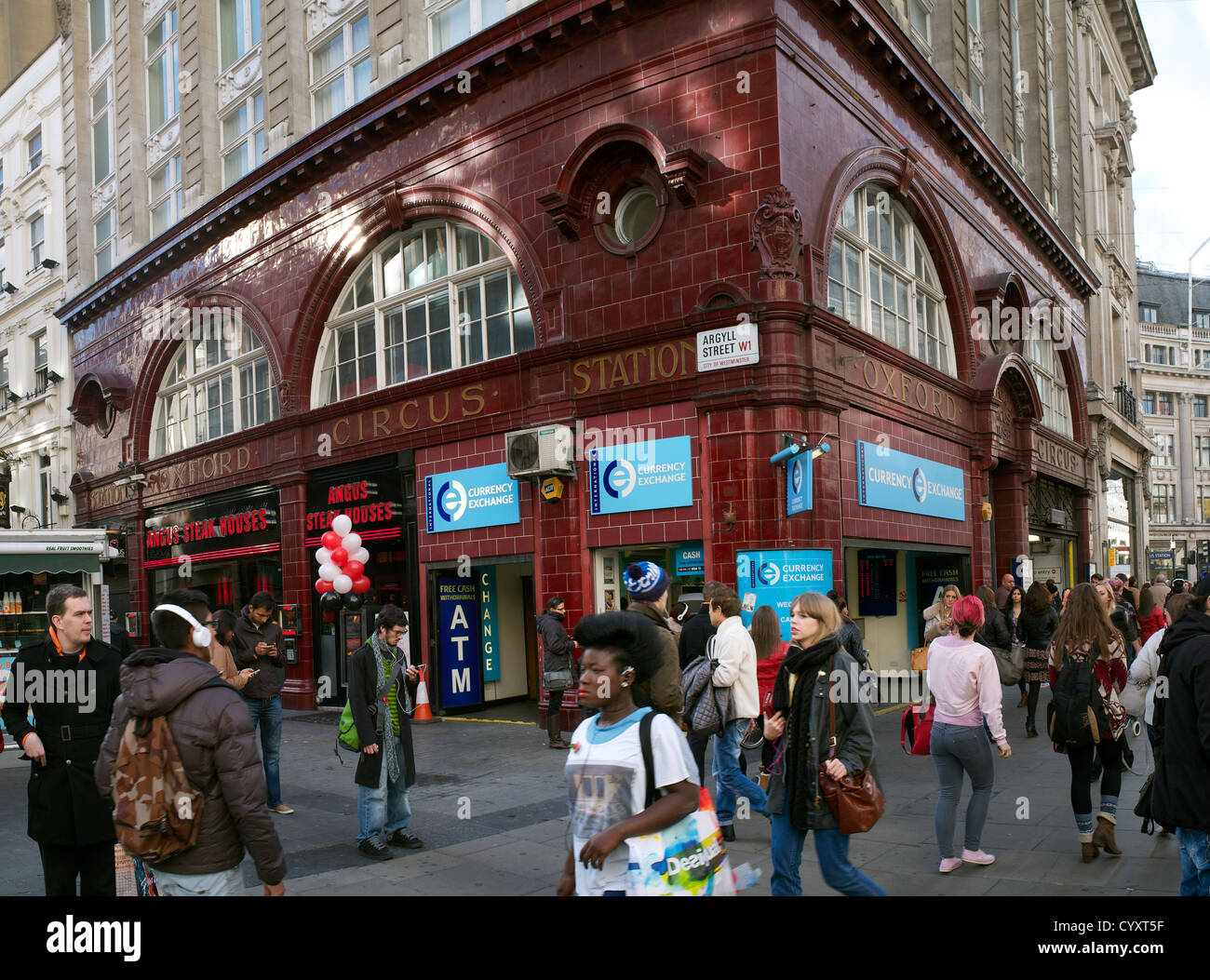 L'entrée et à la sortie de la station de métro Oxford Circus, à l'angle de l'Argyll Street et Oxford Street, London, UK Banque D'Images