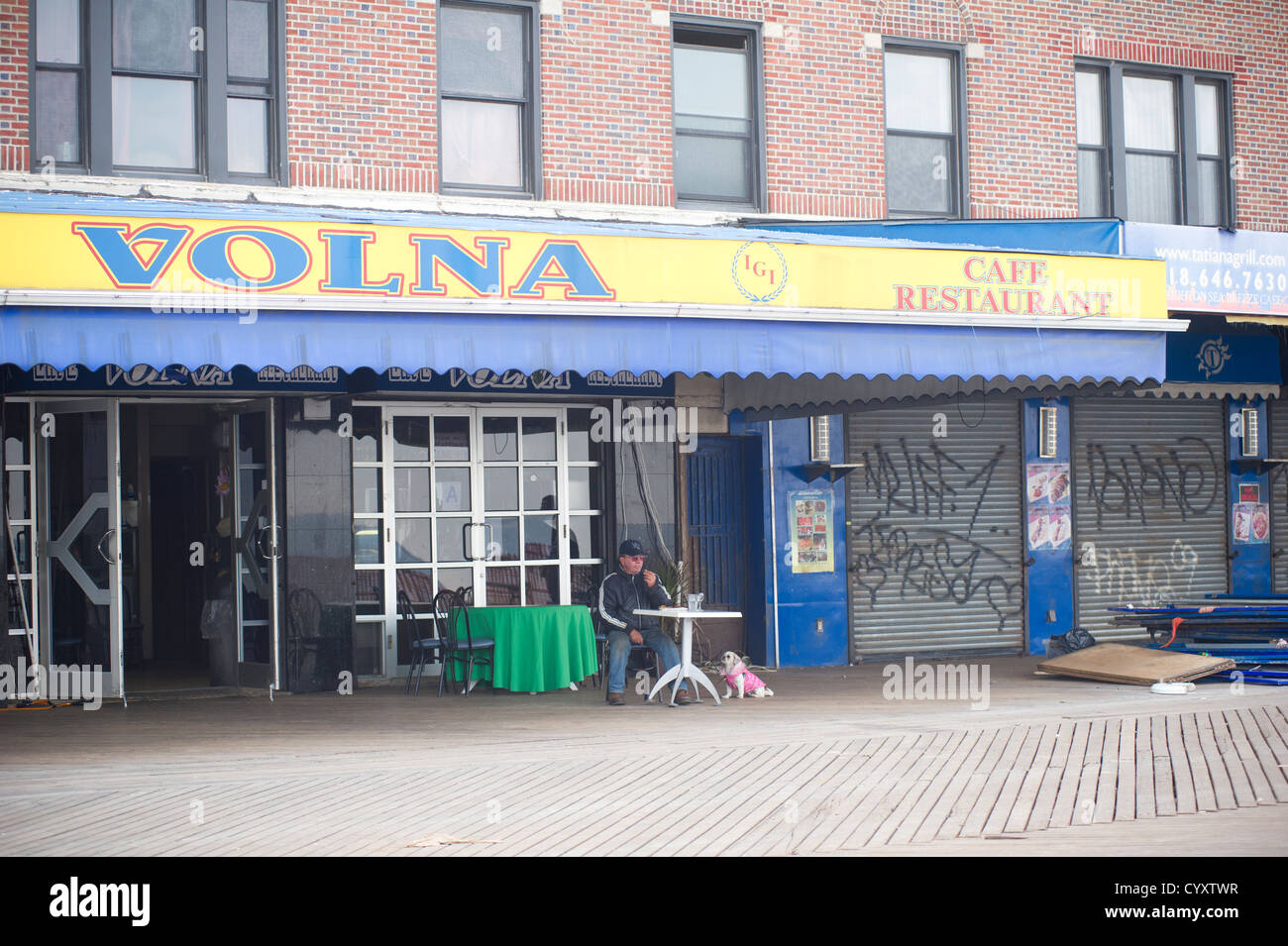Un homme et son chien sur la promenade de Brighton Beach à Brooklyn après l'Ouragan Sandy Banque D'Images