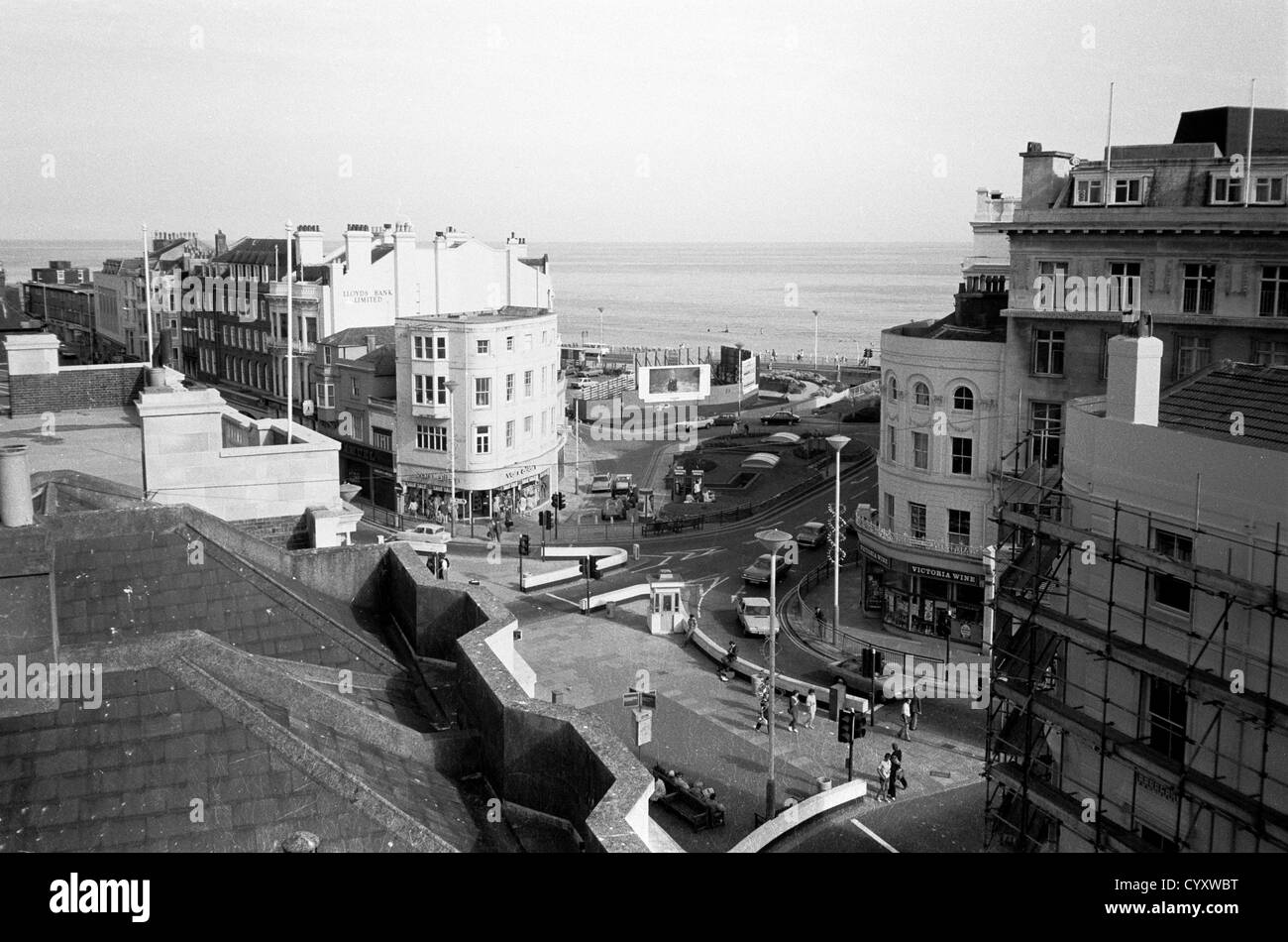 Une vue de haut à la recherche vers le bas sur le centre-ville de Hastings en 1981. Banque D'Images