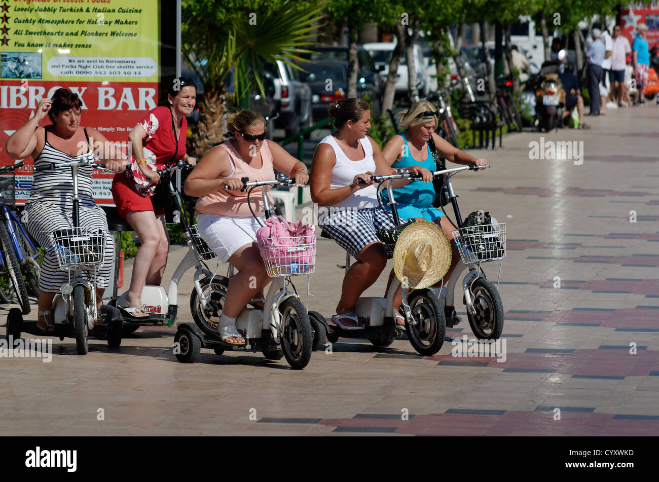 Les touristes en tricycle loué des scooters à Marmaris promenade de front de mer. Banque D'Images