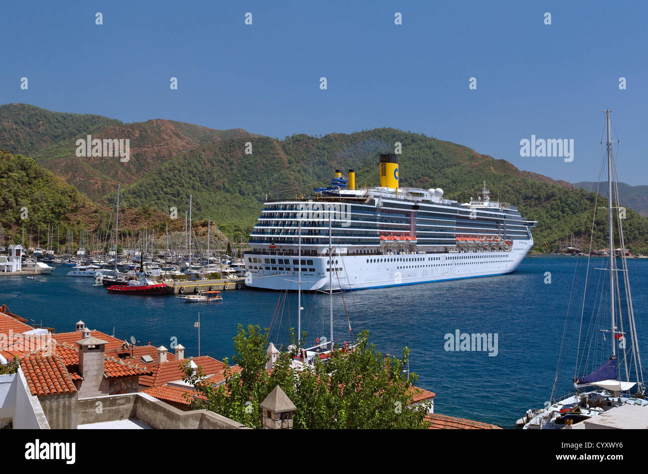 Marmaris Cruise Port, Muğla, Turquie, avec bateau de croisière "Costa Mediterranea" sur le quai Banque D'Images