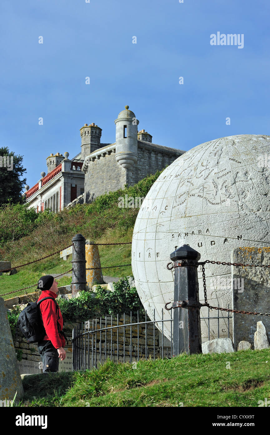 Le Grand Globe en pierre de Portland à Durston Château, à l'île de Purbeck le long de la Côte Jurassique, Dorset, dans le sud de l'Angleterre, Royaume-Uni Banque D'Images