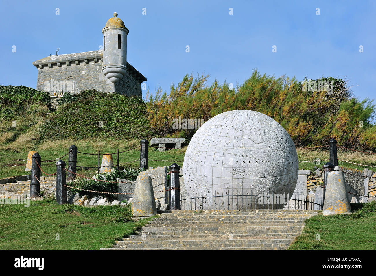 Le Grand Globe en pierre de Portland à Durston Château, à l'île de Purbeck le long de la Côte Jurassique, Dorset, dans le sud de l'Angleterre, Royaume-Uni Banque D'Images