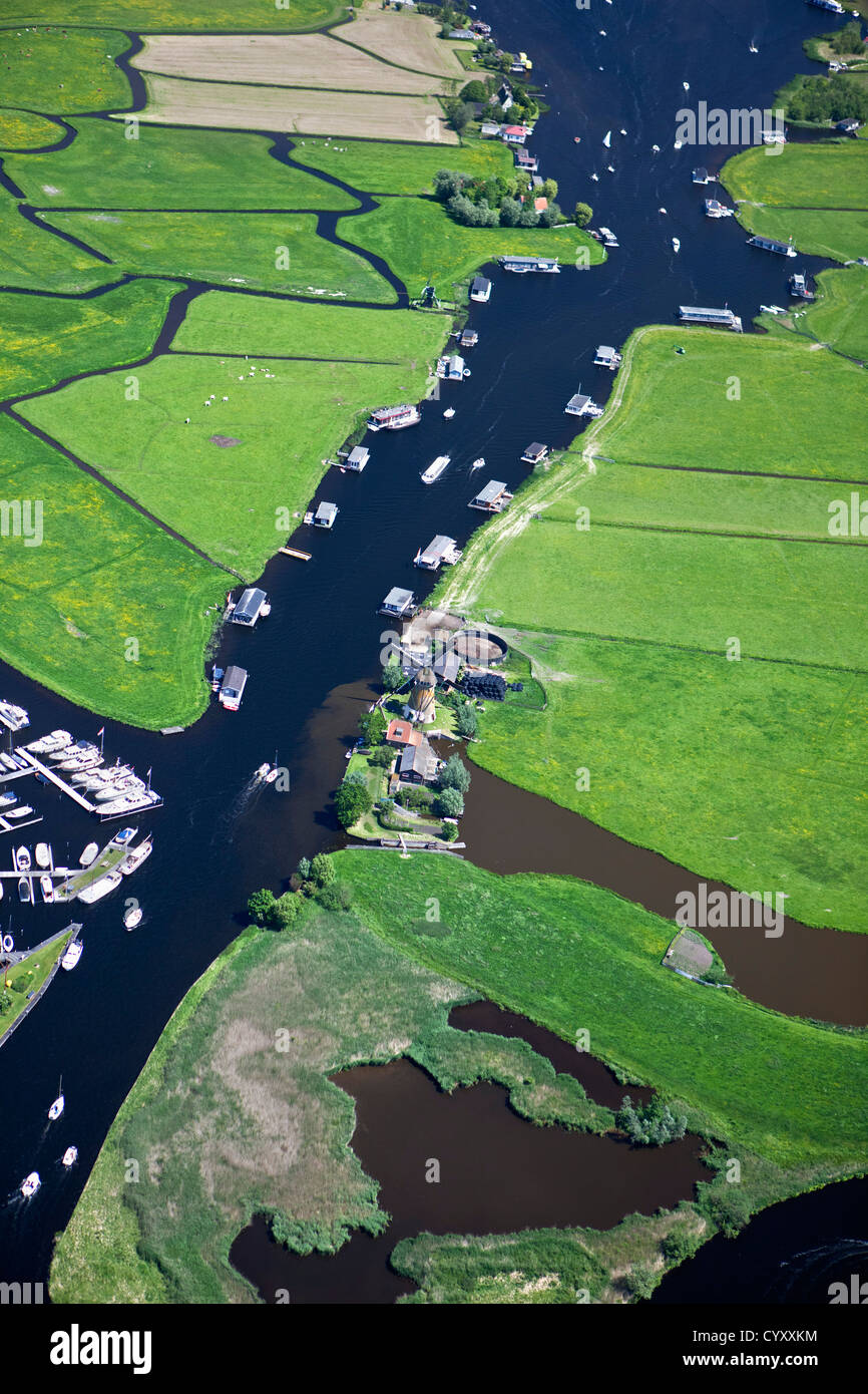 Les Pays-Bas, Warmond, Moulin, yachts et bateaux dans les lacs appelé Kager Plassen. Vue aérienne. Banque D'Images