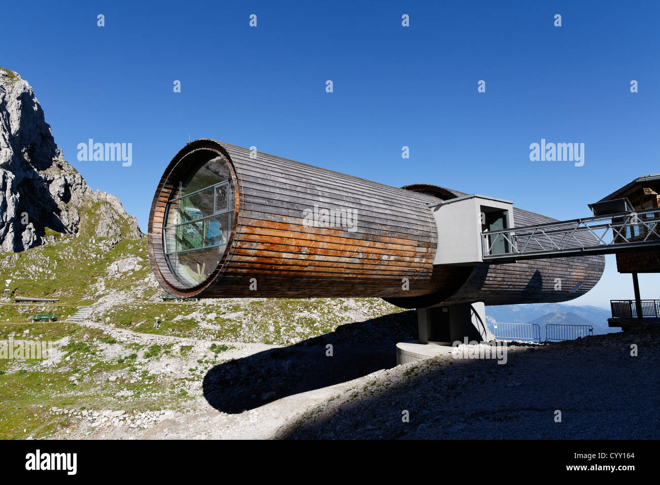 Germany, Bavaria, Mittenwald, centre d'information sur la nature, vue du télescope sur Karwendel Banque D'Images