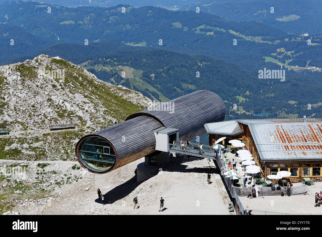 Germany, Bavaria, Mittenwald, centre d'information sur la nature, vue du télescope sur Karwendel Banque D'Images