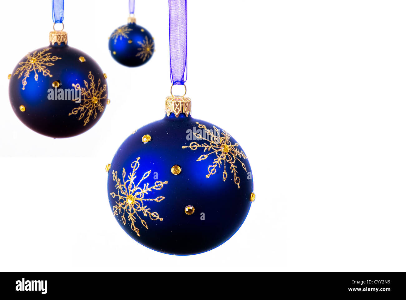 Boules De Noël Bleu Sur Fond Blanc Isolé Banque Dimages