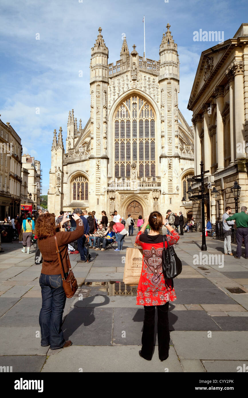 Les touristes de prendre une photo de l'abbaye, le centre-ville, l'église abbatiale, baignoire, Somerset UK Banque D'Images