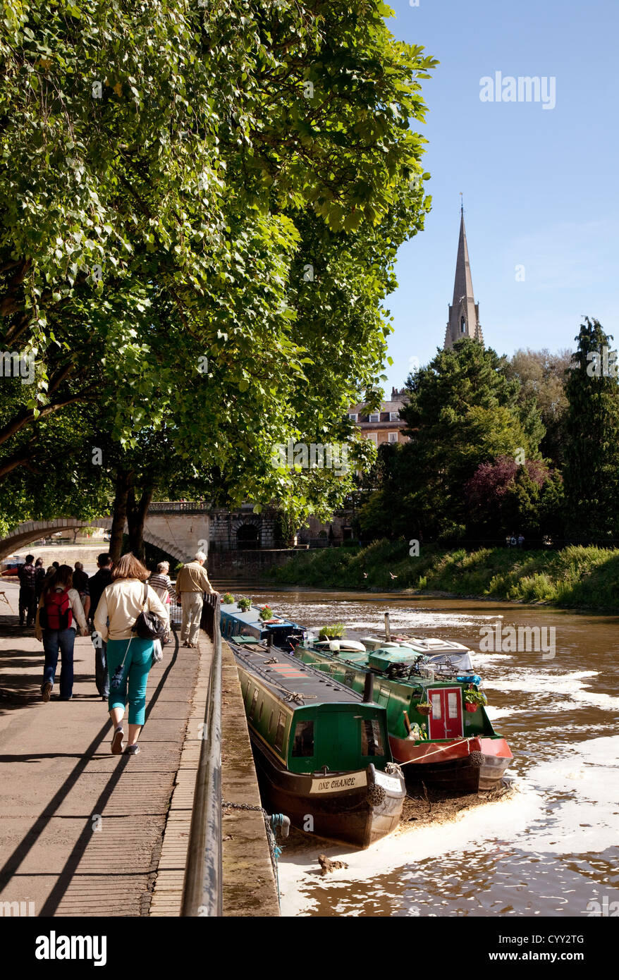 La rivière Avon avec canal boats at Bath, Somerset, Royaume-Uni Banque D'Images