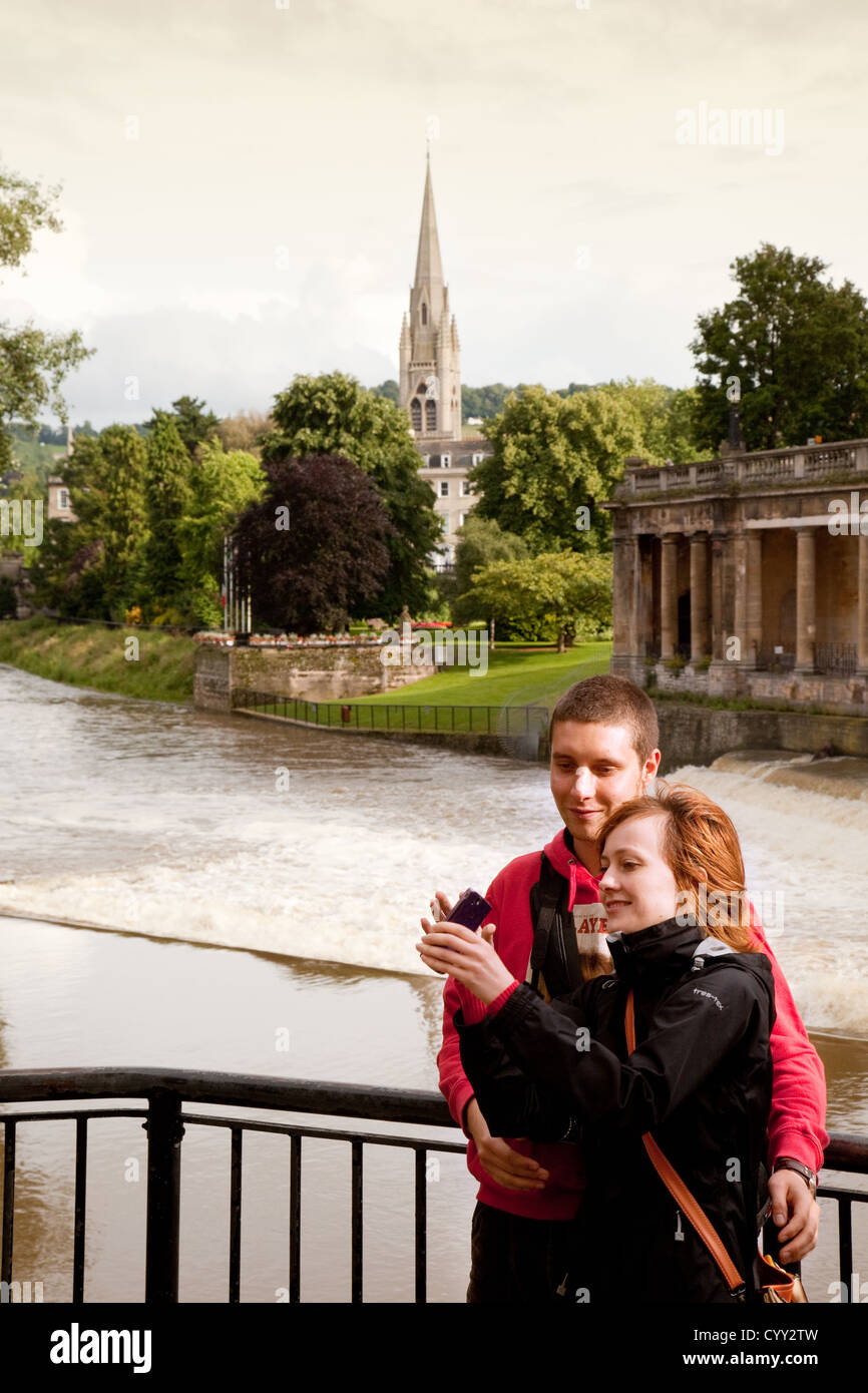 Un jeune couple de prendre leur photo ( prise par un ) selfies, la rivière Avon à la Bath Somerset UK Banque D'Images