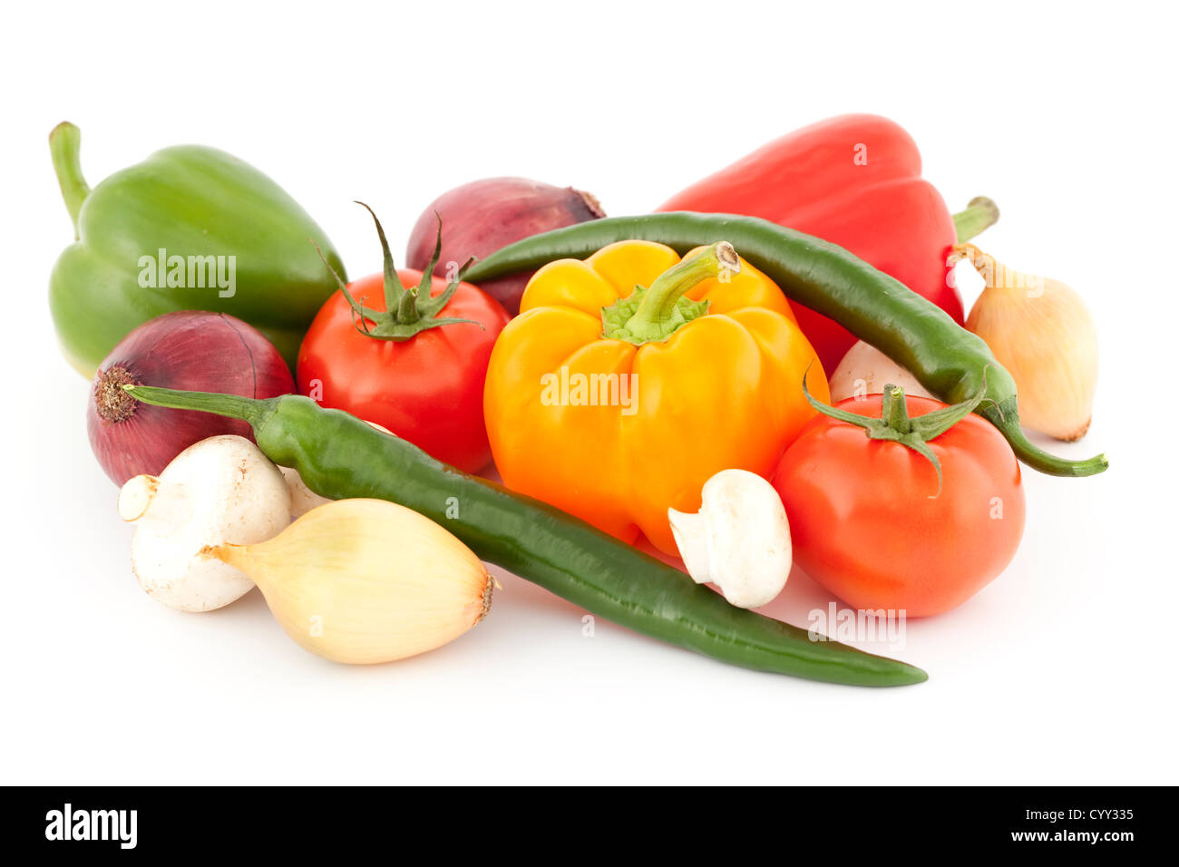 Arrangement de légumes crus colorés sur fond blanc Banque D'Images