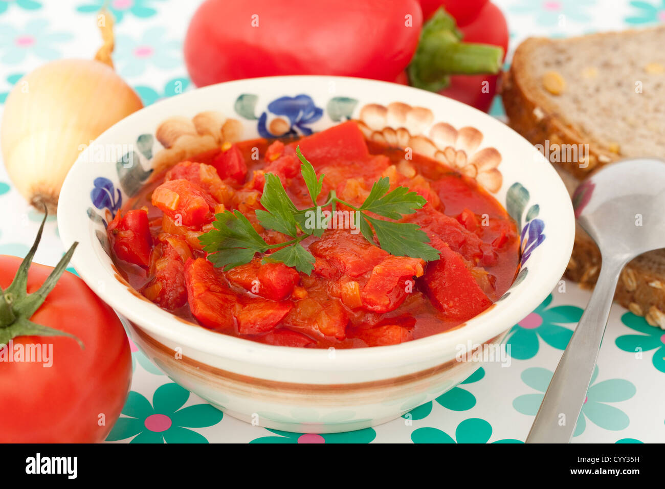 Paprika avec sauce tomate (lecso) dans un bol en porcelaine Banque D'Images