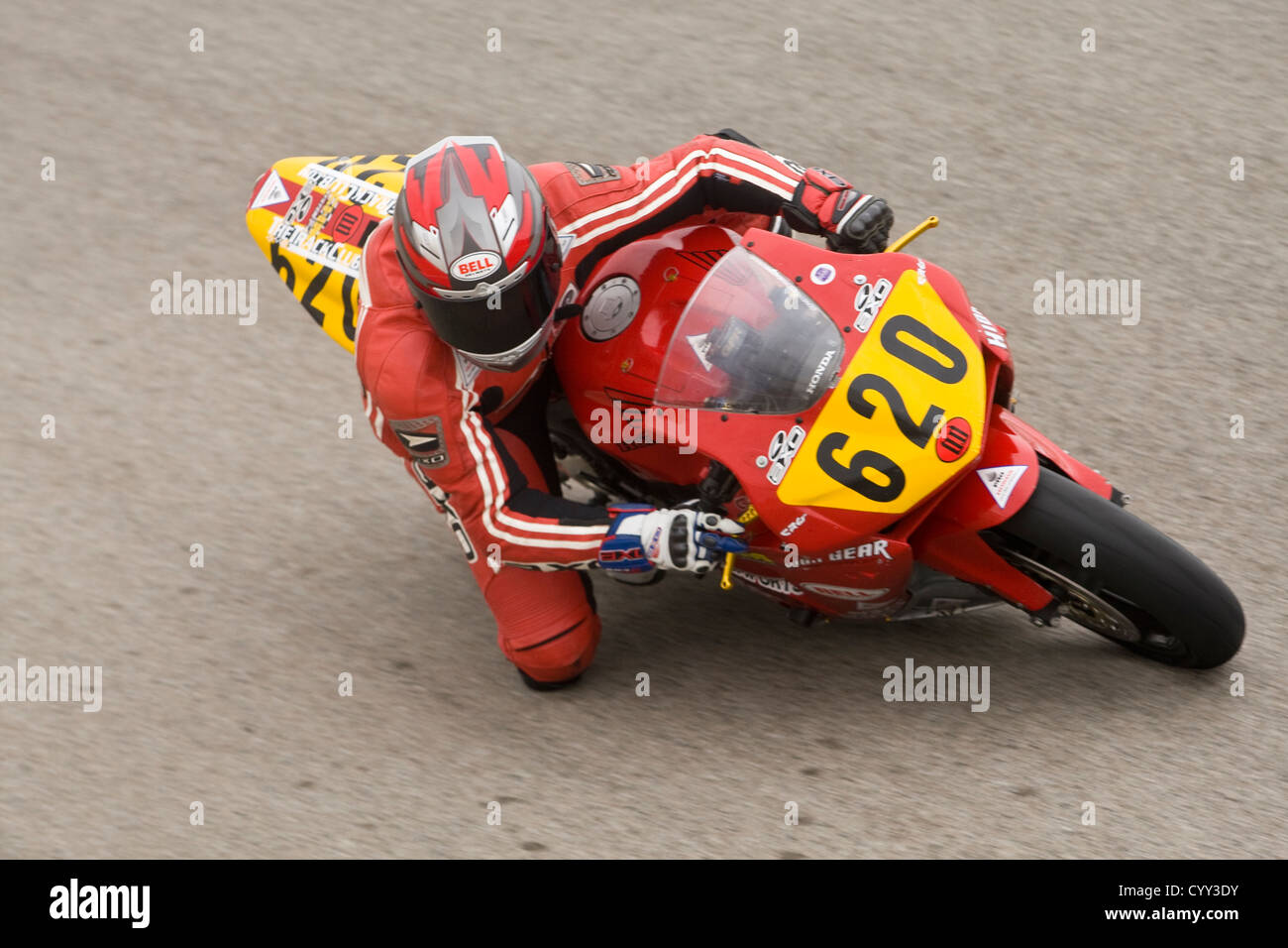Un motocycliste courses sur une piste, à WIllow Springs Raceway en Californie. Banque D'Images