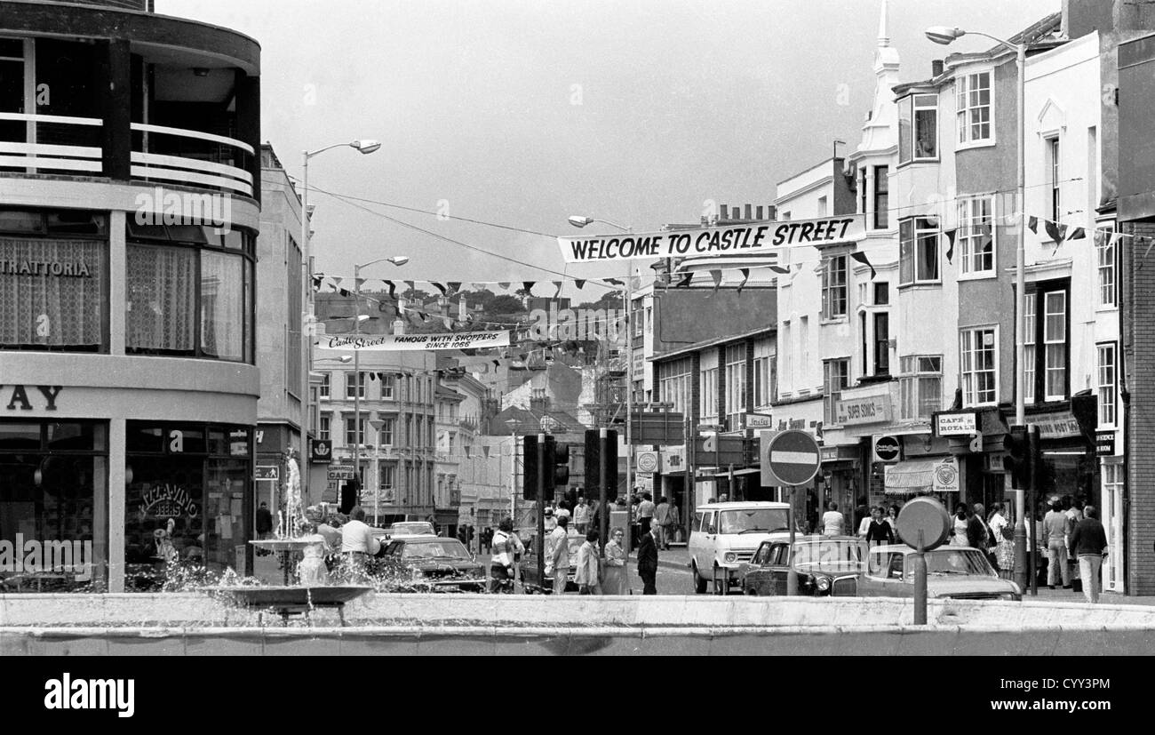 Le centre-ville de Hastings en 1980 à la recherche sur le front rond ...