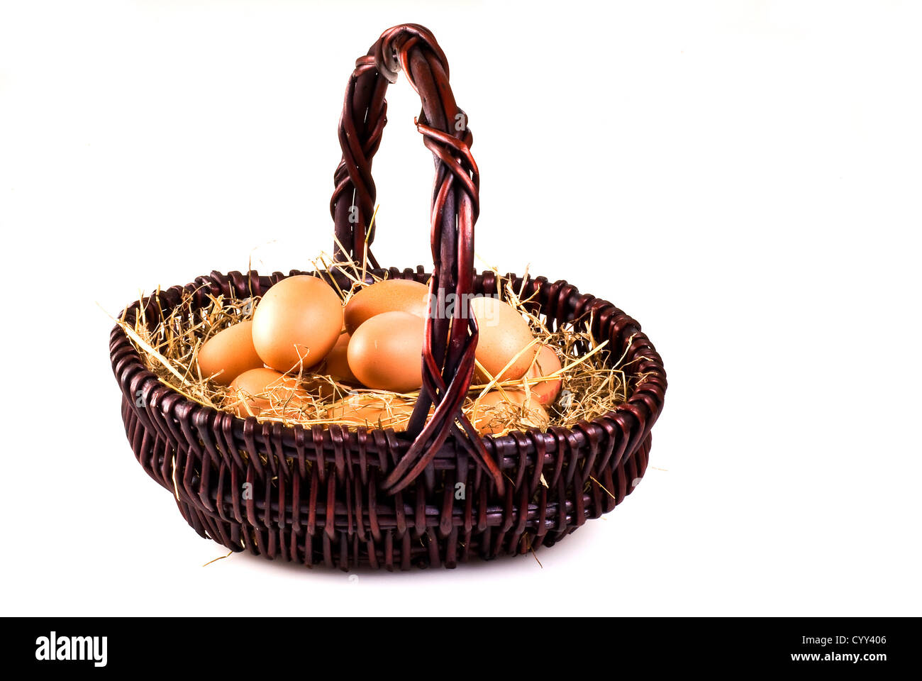 Oeufs de ferme frais dans le panier avec hay - isolé Banque D'Images