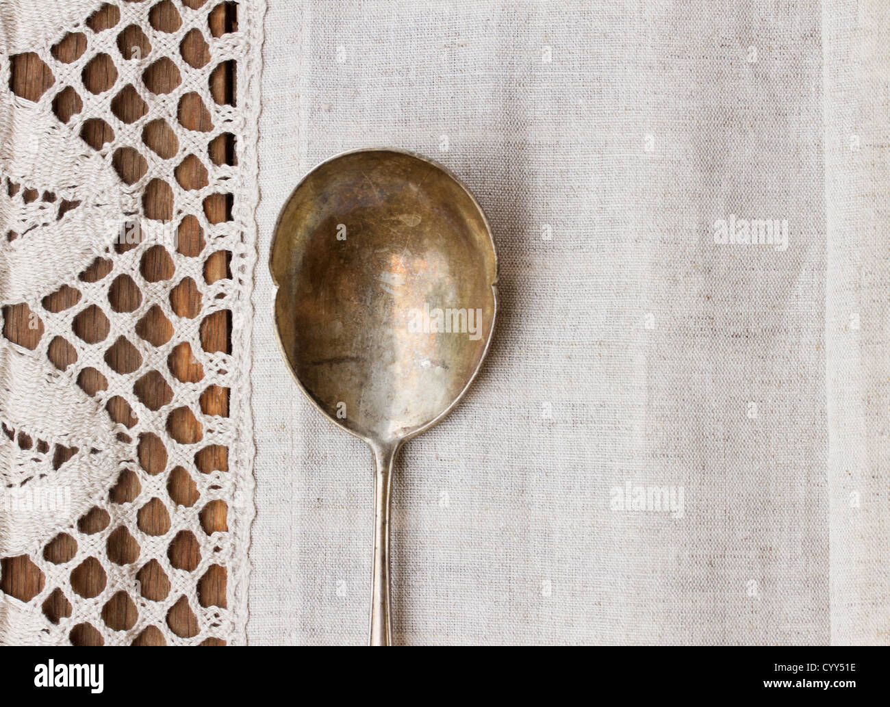Une cuillère antique portant sur lin cirée Banque D'Images