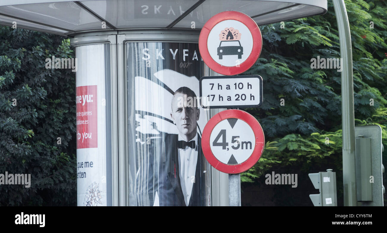 Roadsign inhabituelle avec Skyfall poster en arrière-plan, près de l'entrée du tunnel routier en Espagne Banque D'Images