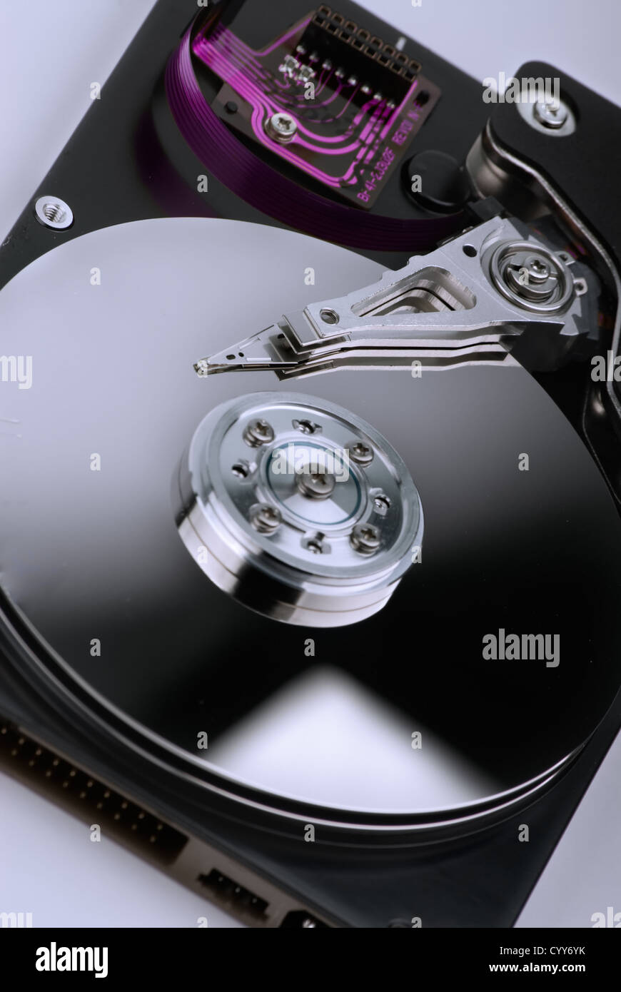 Disque dur sur un fond bleu. Banque D'Images