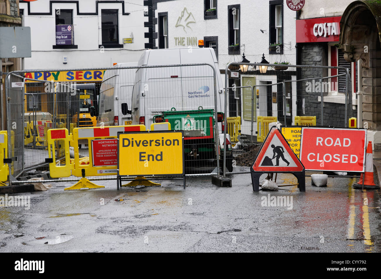 Route fermée en raison de travaux routiers dans la région de Keswick, Cumbria (Royaume-Uni) Banque D'Images