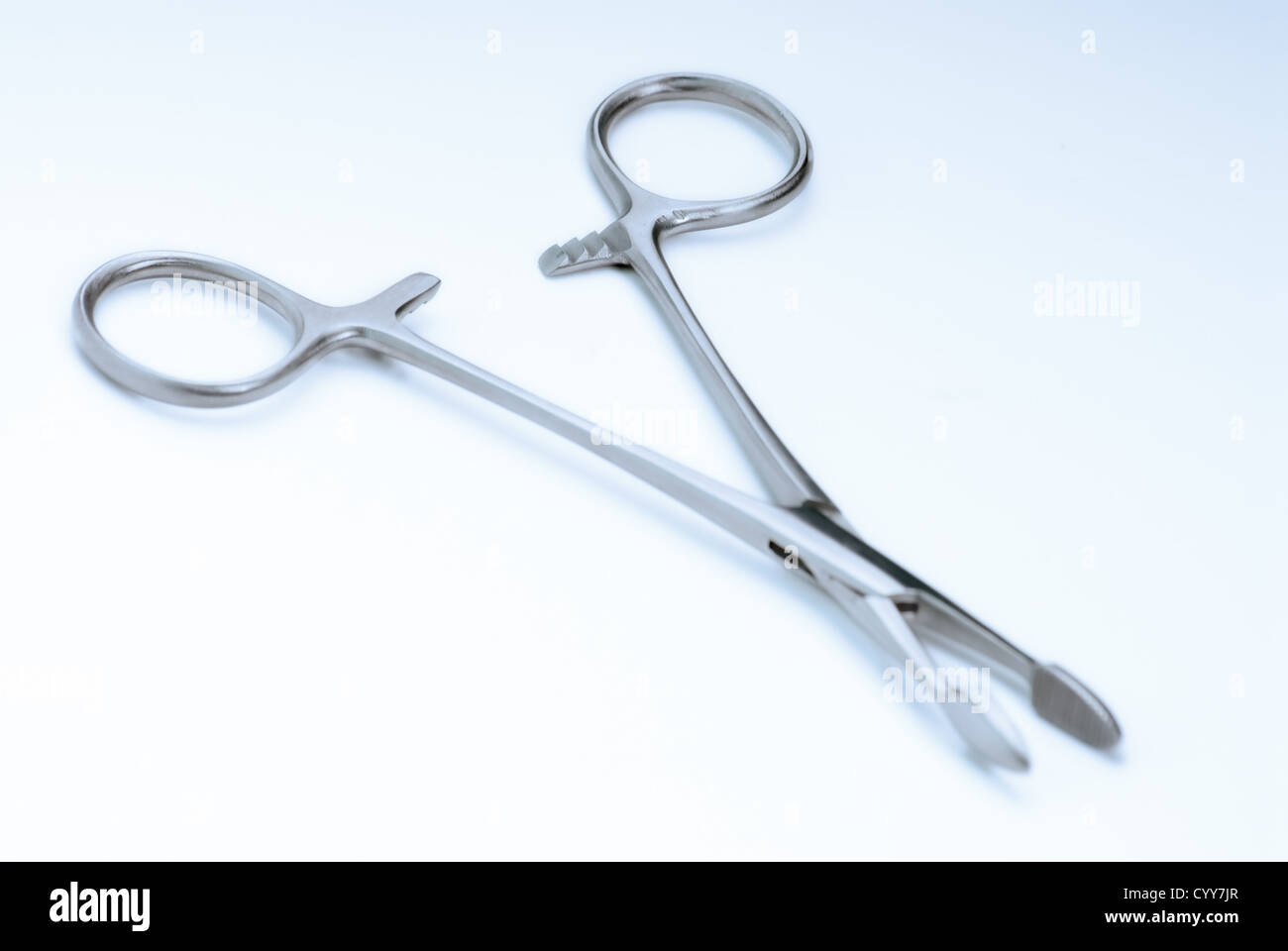Pinces chirurgicales sur un fond bleu 'Blue' chirurgicaux Banque D'Images