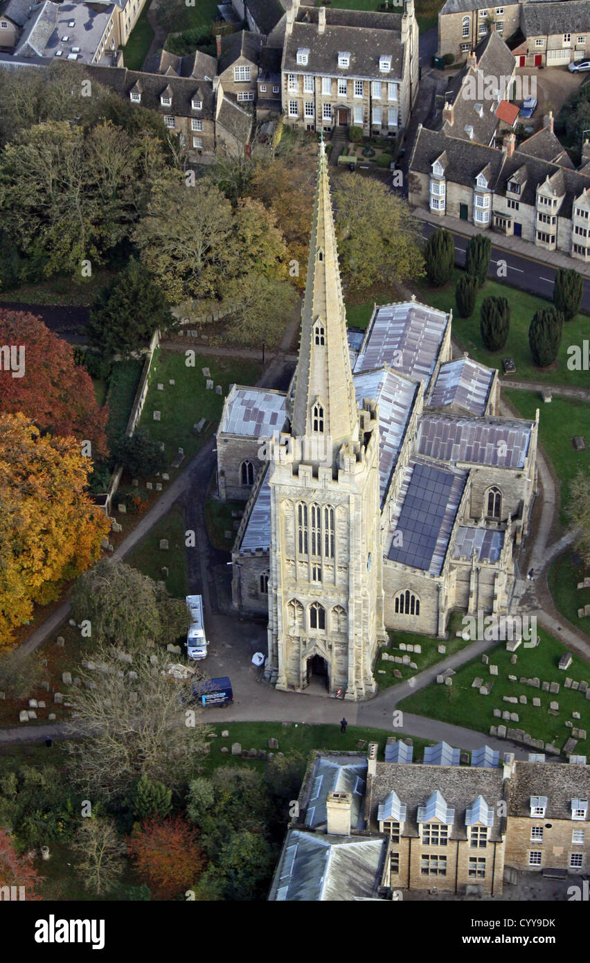 Vue aérienne de l'Église dans le Northamptonshire Oundle Banque D'Images
