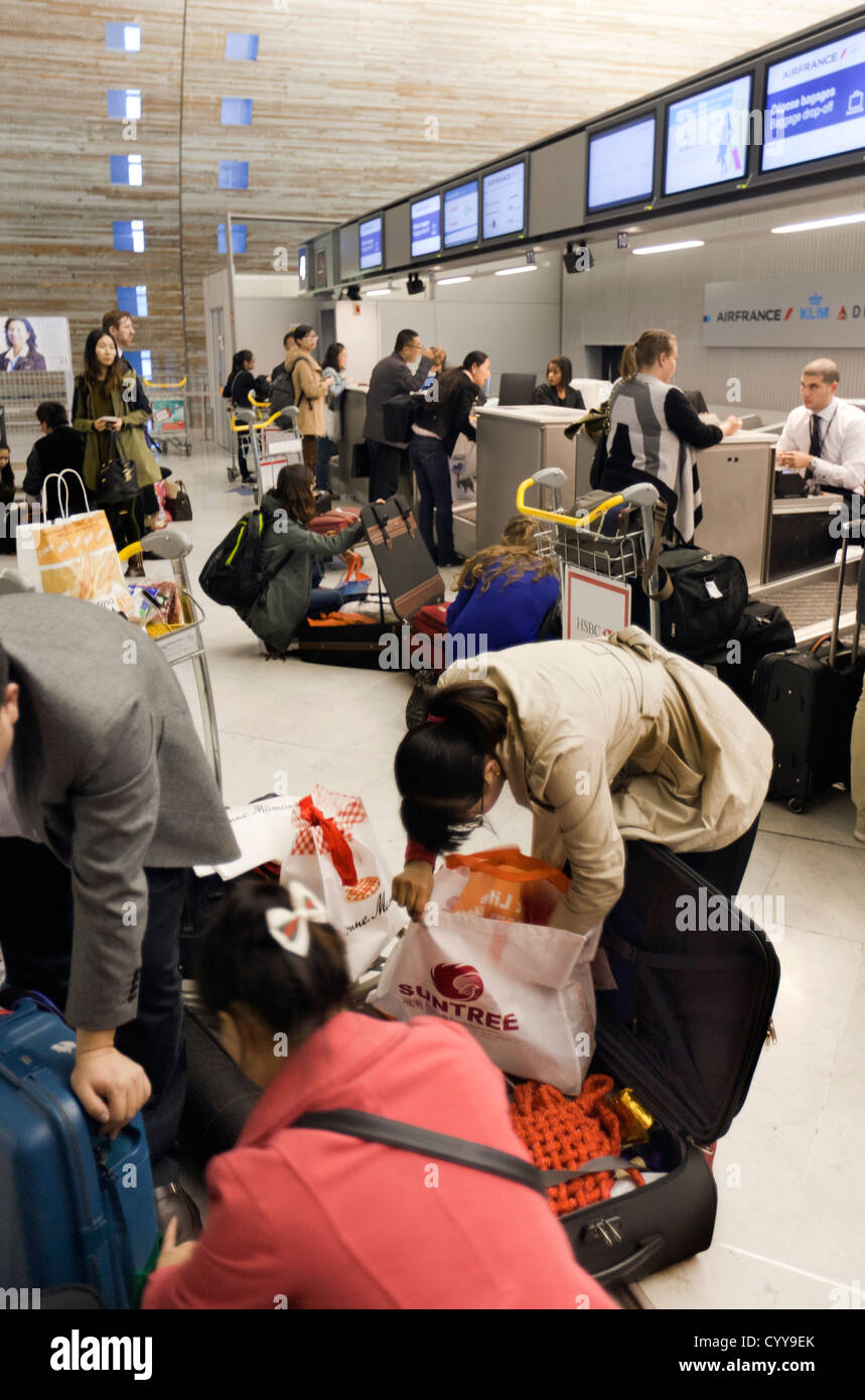 Les passagers d'organiser leurs bagages afin d'éviter les surplus de frais à Charles de Gaule à l'hôtel airport Paris Banque D'Images