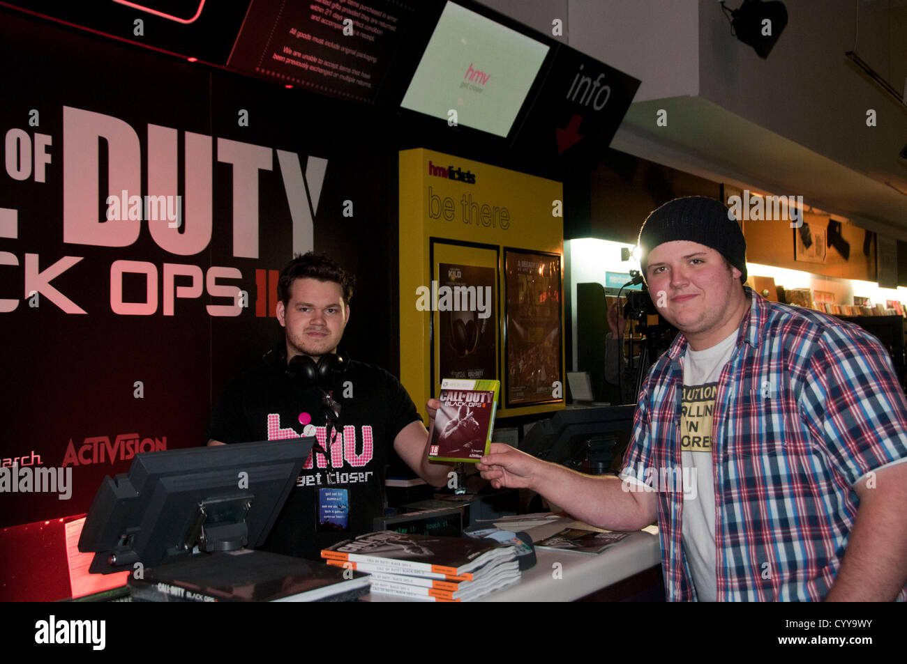 Londres Royaume Uni. 12 11 12. Taylor Pelling jeu fanatique est la premiere personne au Royaume Uni pour mettre la main sur Call of Duty Black Ops II. 19 year old Pelling campaient a l exterieur du ma...