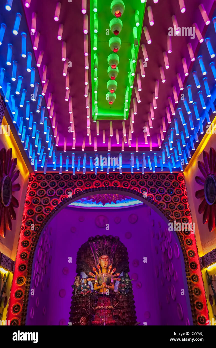 Le bambou fait fortune temporaire des structures appelées Pandals ercted pour le festival de l'adoration de la Déesse Durga en Bengla de l'Inde avec copie espace Banque D'Images