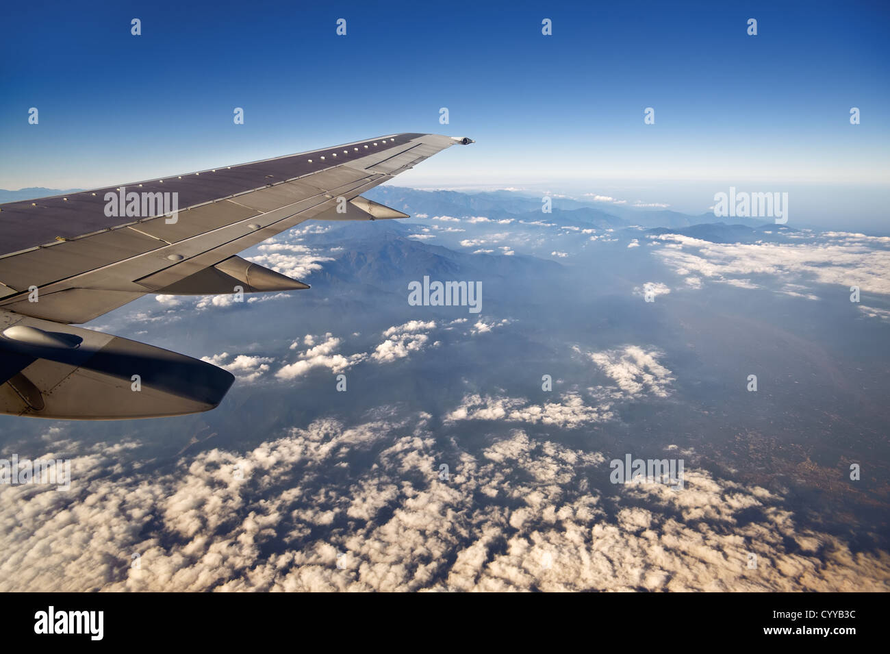 Altitude de l'aéronef fenêtre pour voir le ciel bleu et les nuages blancs. Banque D'Images