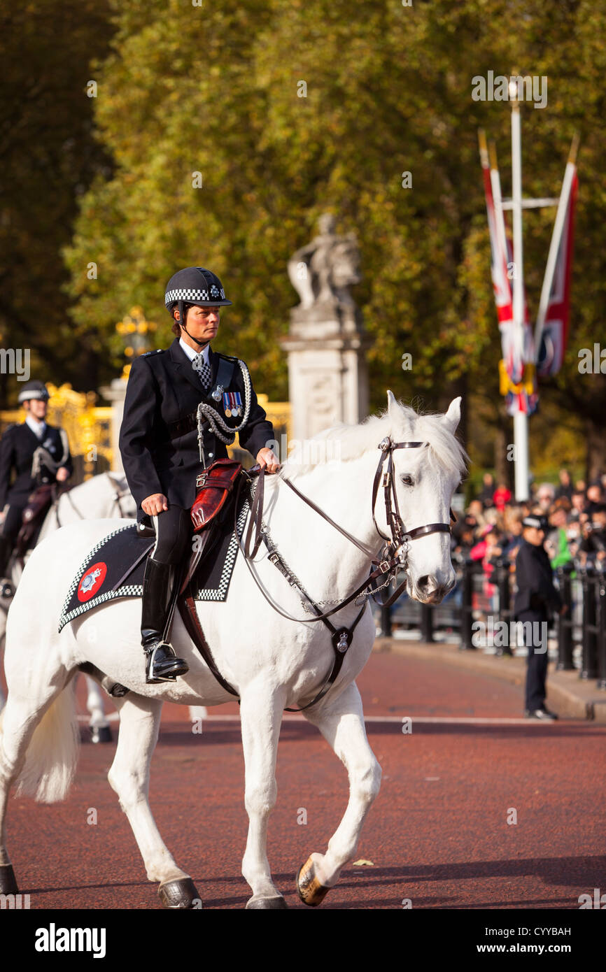 La police montée à Buckingham Palace, London England, UK Banque D'Images