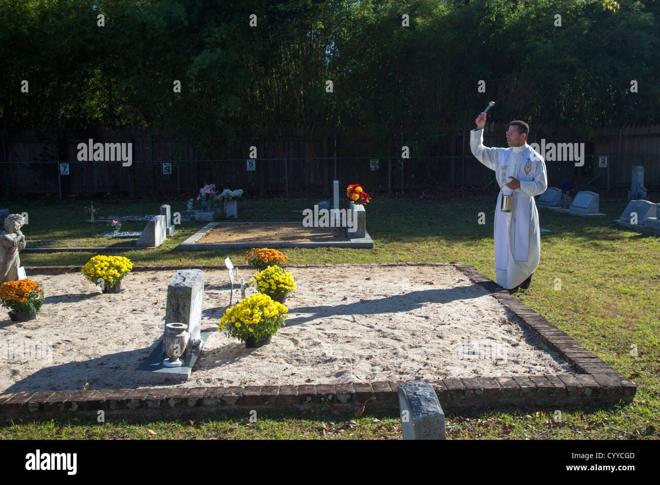 Fr. Kyle Dave conduit la bénédiction des tombes au cimetière Toomer sur Toussaint Banque D'Images