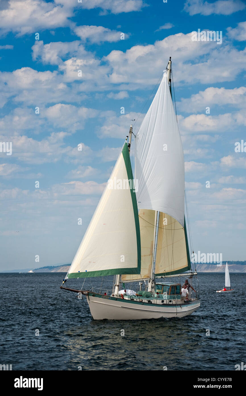 Voiliers en bois classique convergent sur la ville historique de Port Townsend, Washington, pour leur festival annuel de bateau en bois. Banque D'Images