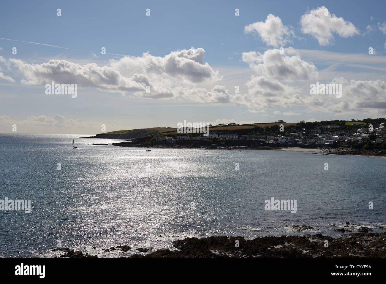 Un contraste élevé de Portscatho vue ville et la baie à l'ouest du sud Banque D'Images