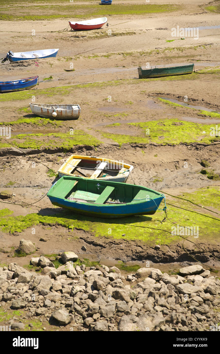Les petits bateaux à terre la masse à San Vicente de la Barquera Cantabrie Espagne village Banque D'Images