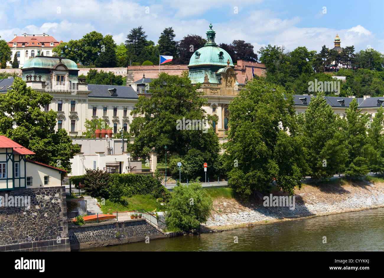 L'Académie Straka à Prague - L'Office du Gouvernement de la République tchèque (vue de la Vltava) Banque D'Images