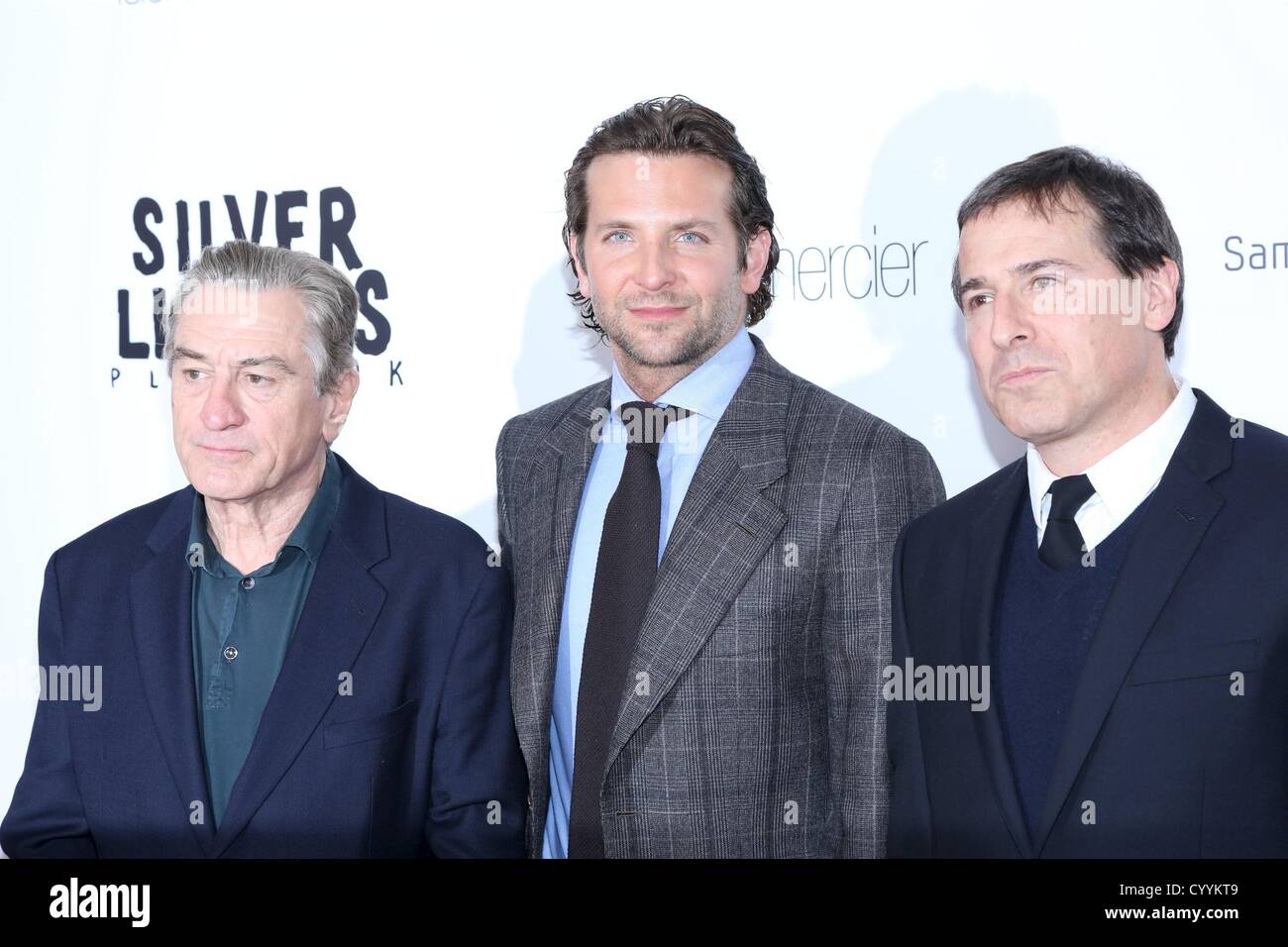 Bradley Cooper, Robert De Niro, David O. Russell aux arrivées pour SILVER LININGS PLAYBOOK Premiere, le Ziegfeld Theatre, New York, NY 12 Novembre, 2012. Photo par : Andres Otero/Everett Collection/Alamy live news. USA. Banque D'Images