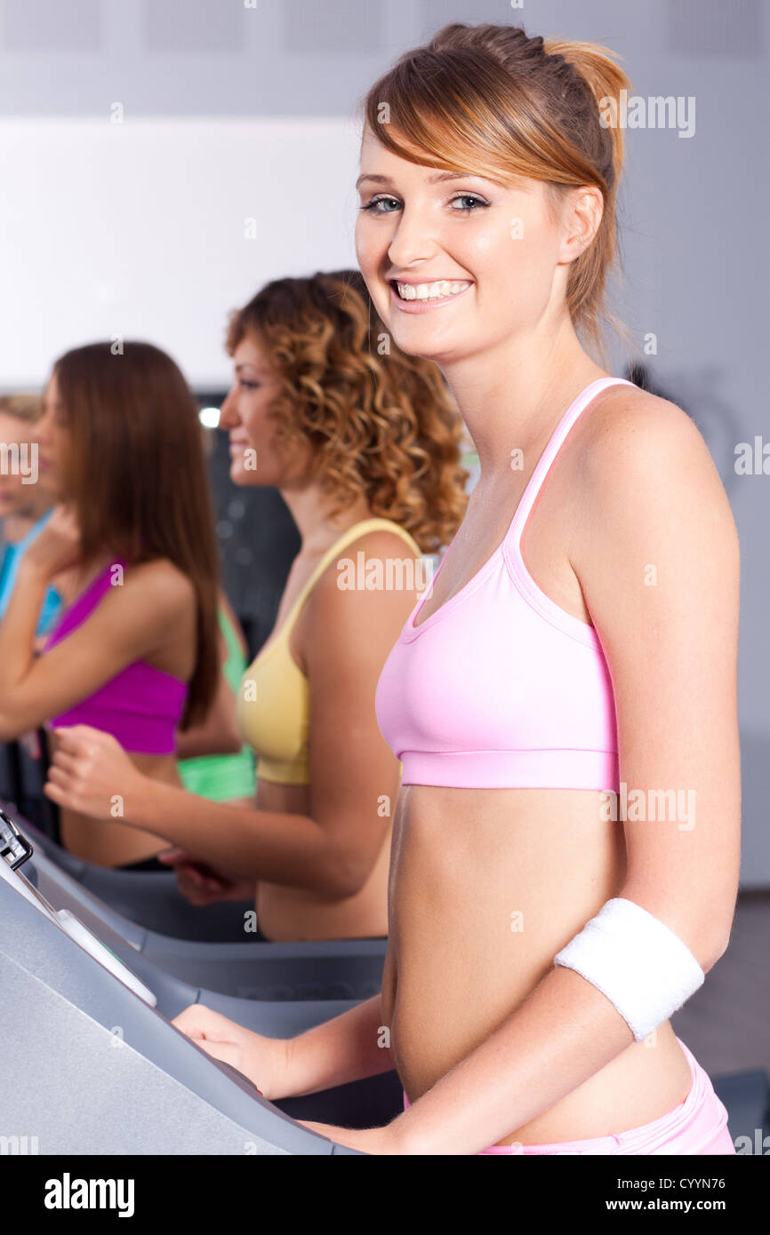 Jeune femme fit faire l'exercice cardio et posant devant la caméra.. Banque D'Images