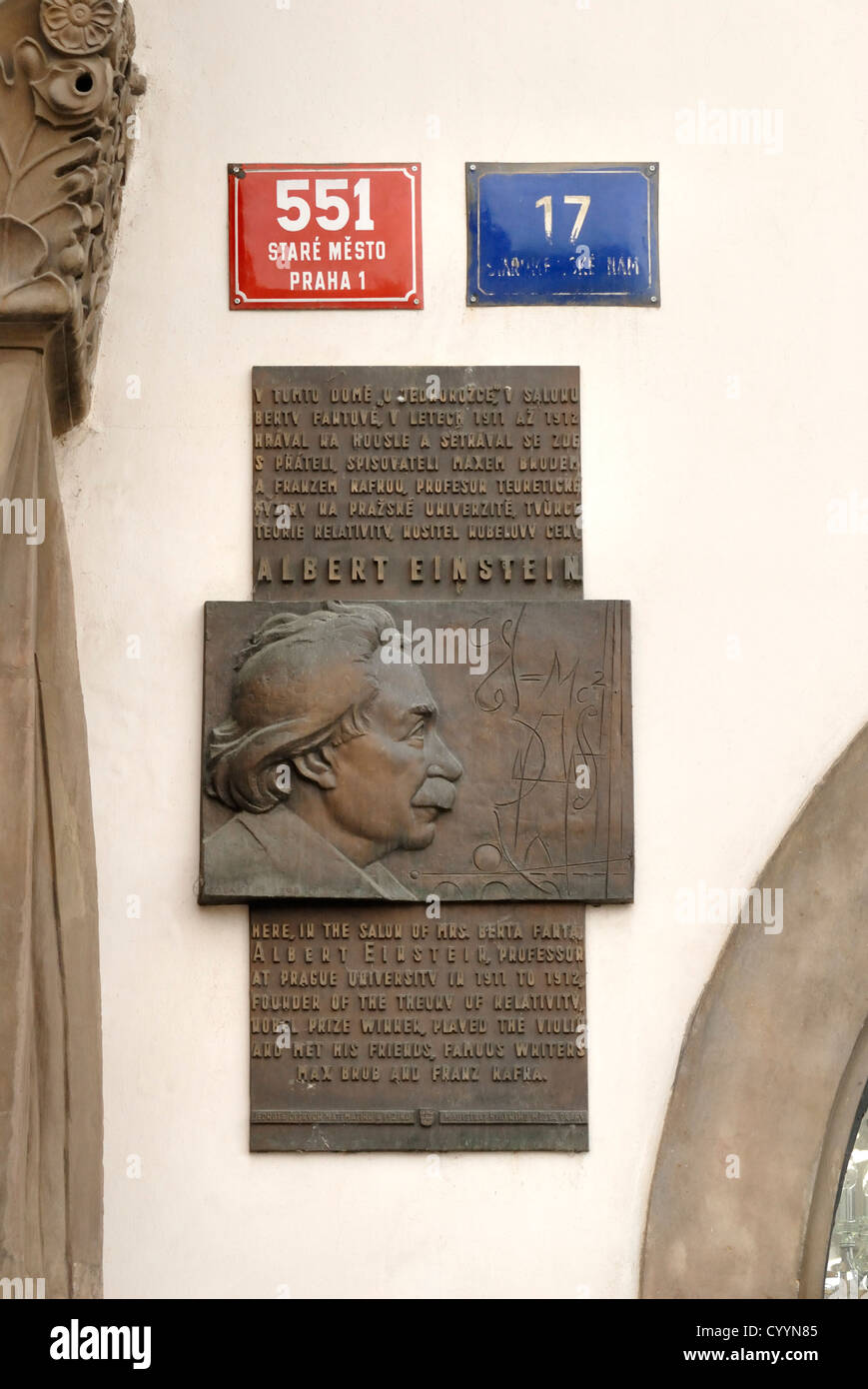 Prague, République tchèque. Place de la vieille ville / Staromestske namesti. Plaque à no 17 commémorant la visite d'Albert Einstein Banque D'Images